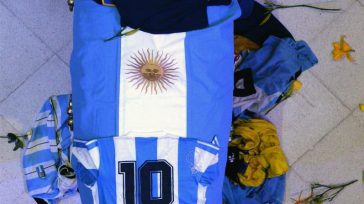 Argentina despide a Maradona   Primicia Diario El pueblo argentino le da su último adiós a Maradona con camisetas, banderas, flores y todo tipo de muestras de afecto. Ante la […]