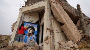 Binnish, Siria, en medio de los escombros de la guerra se le rinde homenaje a Maradona   Orbedatos El mundo llora al ser humano, al futbolista, al amigo. Todos trasmiten […]