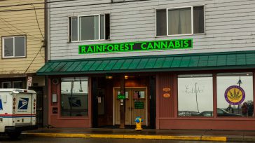 Venta de cannabis,Ketchikan, Alaska, Estados Unidos.       La mitad de estados de EEUU han legalizado el consumo – Uruguay lo permite como uso recreativo.     Miriam Cos […]