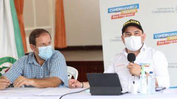 Campesino cruzando el río Murca que demarca el límite entre La Palma y Topaipí   El Gobernador de Cundinamarca, Nicolás García Bustos, se desplazó al municipio de La Palma junto con el Gabinete [&hellip;]