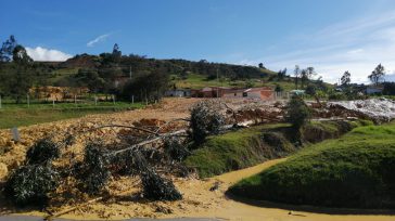 Aspecto de la inundación de la carretera con lodo, agua y árboles  &nbsp; &nbsp; Una emergencia vial  se presentó entre Villapinzón y Chocontá, deslizamiento de tierra y agua del desborde [&hellip;]