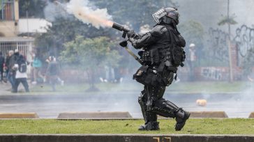 Confidencias: ALTA TENSIÓN ARMAS QUÍMICAS Un juez de la República prohibió el uso de gases lacrimógenos en las protestas. Para el representante de la justicia se trata de un arma […]