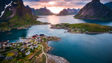 Cuando la belleza lo engloba todo.Eso es verdadera belleza. Estética, pero también emoción, sensaciones, experiencias, paisajes, momentos, es el recorrido por el mar más bello del mundo en Noruega. 