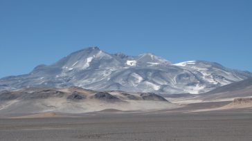 El Nevado Ojos del Salado es un  estratovolcán  perteneciente a la cordillera de los Andes, que se halla enclavado sobre el límite entre Chile y Argentina, del cual es su punto más elevado. […]