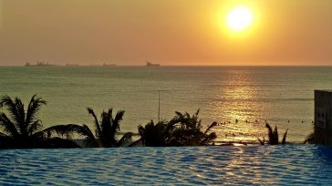 Desde la playa se observa un espectáculo la puesta del sol.Santa Marta, oficialmente Distrito Turístico, Cultural e Histórico de Santa Marta, es la capital del departamento del Magdalena. Se encuentra a orillas […]