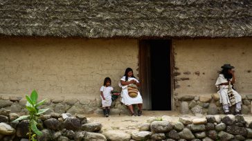 Mochilas en varios materiales como el fique y la lana de ovejo, diversas puntadas ancestrales, que se habían dejado de tejer en estas comunidades están siendo recuperadas porque este conocimiento [&hellip;]