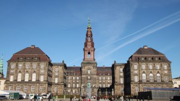 Todos los poderes en un solo edificio en Copenhagen. Palacio de Christiansborg, sede del poder ejecutivo, legislativo y judicial.Dinamarca el polo opuesto a nuestros países en manos de la corrupción.