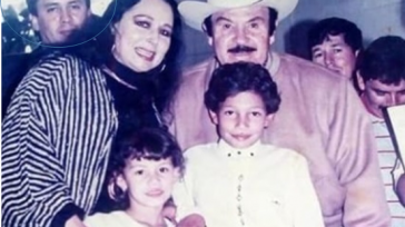 La única foto de Raúl con los dos ídolos. Guillermo Romero Salamanca En la década de los noventa el sueño del público amante de la música ranchera era ver a [&hellip;]