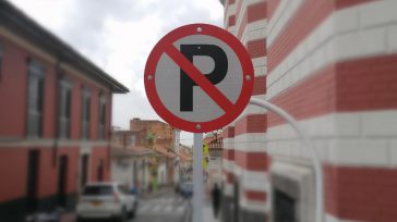 La iniciativa busca, básicamente, eliminar las zonas de prohibición de estacionamiento permanente, y obligar a la señalización de los horarios para dichas prohibiciones. &nbsp; &nbsp;  Francisco A. Cristancho Rojas Actualmente [&hellip;]