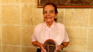 Locutora-Serafina-Quesadatoda-una-vida-dedicada-a-la-radio.-Foto-Najarro-Pujol-Lázaro. &nbsp;  Lázaro David Najarro Pujol El libro Radio Nuevitas: en el palpitar de la ciudad, de la periodista Milagros Manresa Rodríguez, podrá leerse ahora en siete idiomas (holandés, polaco, [&hellip;]