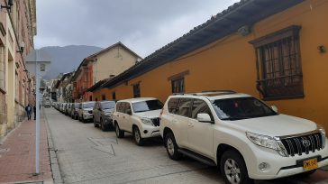 Vehículos de los congresistas estacionados encima del anden  recién reconstruido.   Javier Sánchez Primicia Diario Cerca de 500 de camionetas 4 x 4 blindadas invaden la localidad histórica de La […]