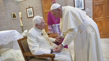 El Papa emérito Benedicto XVI, recibe la visita del Papa Francisco.  &nbsp; &nbsp; &nbsp; Orbedatos Monseñor  Georg Gänswein, prefecto de la Casa Pontificia y secretario personal del Papa Emérito Benedicto [&hellip;]