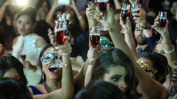 Los jóvenes deben frenar sus deseos de salir de fiesta para ayudar a prevenir nuevos brotes de Covid-19. «No se puede tapar el sol con un dedo y hacer la vista […]