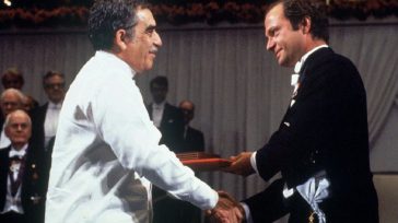 Gabriel García Márquez en noviembre de 1982, recibiendo el Premio Nobel de manos del Rey Carlos Gustavo de Suecia. Habían pasado 15 años de la publicación de Cien años de […]