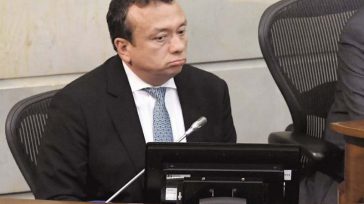 Eduardo Pulgar La Corte Suprema ordenó la captura del senador Eduardo Pulgar, que se llevó por agentes del Estado, cuando el político arribaba a Bogotá en el aeropuerto El Dorado. [&hellip;]