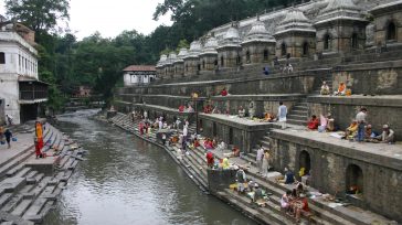 El templo Pashupatinath (en Nepalí es uno de los más importantes templos hinduistas de Shiva en el mundo. Se encuentra ubicado a orillas del río Bagmati  en la zona este de la ciudad de Katmandú, [&hellip;]