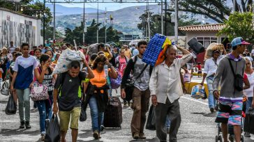 Venezolanos llegan a Colombia a diario. La pobreza se incrementa. El gobierno colombiano no responde por las ayudas recibidas en  millones de dólares y euros para atender la migración.  &nbsp; [&hellip;]