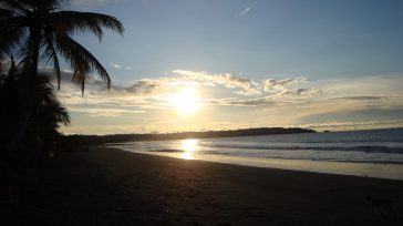 Atardecer en el  Golfo de Tribugá, perteneciente al municipio de Nuquí.  Inversionistas internacionales insisten en construir un puerto con consecuencias devastadoras para el medio ambiente. 