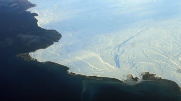 El hielo marino, que se muestra aquí en Nunavut (norte de Canadá), refleja más luz solar, mientras que el mar abierto absorbe más, acelerando el derretimiento. Todo el planta se afecta. 