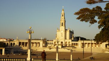 El Santuario de Fátima en Portugal      Hernán Alejandro Olano García. Cuán impresionante fue para muchos de nosotros, hace casi un año, ver llegar lleno de pesar al papa […]