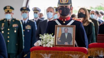 Las exequias de Carlos Holmes Trujillo.  A  Holmes, Uribe lo recibió con desconfianza, como lo hicieron también con Angelino, salvo que este Carlos Holmes iba más piano que Angelino y, [&hellip;]