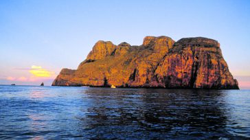 La Isla de Malpelo es una isla oceánica ubicada en la zona del pacífico  que pertenece a Colombia, junto con la Isla Gorgona, las únicas islas de Colombia en dichas agua.