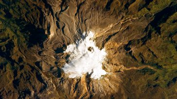 La cumbre del volcán del del Nevado del Ruiz y las zonas aledañas más elevadas están cubiertas por glaciares, que aparecen como una masa blanca alrededor del cráter Arenas. El sitio […]