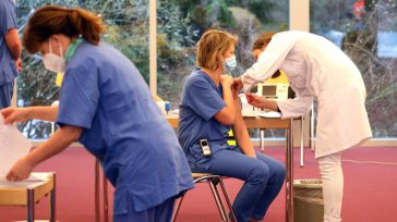 La campaña de vacunación se inició con los trabajadores de la salud. &nbsp; &nbsp; Una alianza estratégica con el propósito de optimizar esfuerzos, robustecer las bases de datos y aumentar [&hellip;]