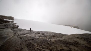 El glaciar en la cima de Ritak U’wa Blanco en el Parque Nacional Sierra Nevada de Cocuy, parte de la Cordillera Oriental de los Andes colombianos.  