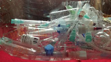 Desechos de la vacunación contra la Covid-19, que puede originar problemas ambientales. &nbsp; &nbsp; Para el caso de las jeringas descartables y los frascos usados y abiertos o que contengan [&hellip;]