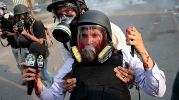 Periodistas informando &nbsp; Se acerca el Día del Periodista. Este martes 9 de febrero servirá también para reflexionar sobre esta bella profesión. Bien vale la pena releer las frases del [&hellip;]