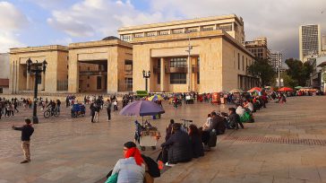 Bogotá empieza a recuperarse a través de la reactivación en pandemia. El comercio se observa abarrotada y las familias salen a pasear a la plaza de Bolivar. El temor por […]