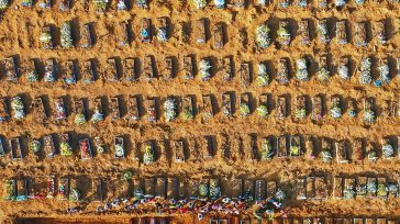Desde hace días las excavadoras avanzan en el cementerio de Manaos para abrir trincheras con la que hacer frente al aumento de víctimas. (MICHAEL DANTAS/AFP) &nbsp; &nbsp; PANDEMIA SIGUE DESBOCADA EN [&hellip;]
