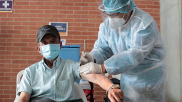 Adultos mayores reciben la vacuna. «¡Batimos récord! ¡Aplicamos 19.384 vacunas! Casi el doble de nuestra meta de 10.000/día y el 43% del total del país. La estrategia de 400 puntos [&hellip;]