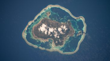 Un atolón es una isla coralina oceánica. Los atolones se forman cuando un arrecife de coral crece alrededor de una isla volcánica, a medida que la isla se va hundiendo en el […]