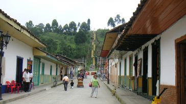 Calle de Salento, uno de los principales destinos turísticos de la región que viene impulsando el gobierno nacional a pesar de la pandemia.  