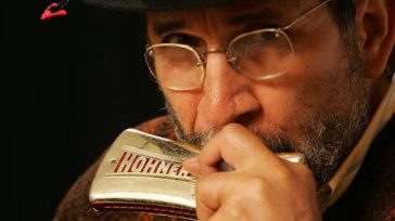 Jorge Velosa &nbsp; &nbsp; Orbedatos Si alguien le preguntara al maestro Jorge Velosa qué lleva dentro de esa mochila, terciada, encima de la ruana, fijo le contestaría que un montón [&hellip;]