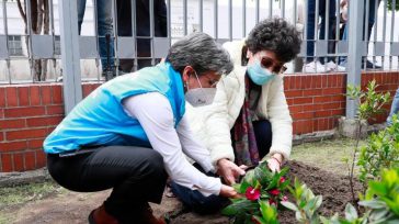 La alcaldesa de Bogotá Claudia López rindiendo homenaje a las 1400 víctimas que deja en la capital de la República la Covid-19.       Durante el acto de conmemoración […]