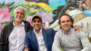 Javier Sánchez PolíticaEn Bogotá se reunieron a manteles en el norte de la ciudad,  Alejandro Char quien busca su nominación como candidato presidencial de varios partidos, lo acompañan los exalcaldes […]