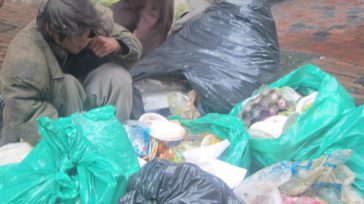 Niños en el centro de Bogotá cerca al palacio presidencial comiendo basura. Foto Primicia Diario.   Unos 931 millones de toneladas de alimentos, o 17% del total de alimentos disponibles […]