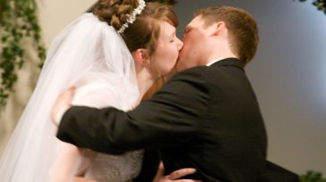 Beso de matrimonio  &nbsp; &nbsp; Guillermo Romero Salamanca Hasta los besos los prohibió la pandemia que ya lleva un año azotando al mundo. Ahora toca con tapabocas. Mejor, ni eso. [&hellip;]