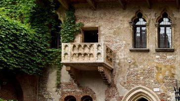 El balcón de Julieta, en Verona, de la obra de teatro creada por Shakespeare. Nicolás Montero Domínguez Comenzó hace casi tres mil años, en las costas griegas, en las gradas [&hellip;]