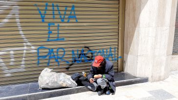 En las calles de las diversas ciudades de Colombia está imagen de la miseria se volvió repetitiva. La pandemia disparó los indices de indigencia.  &nbsp;