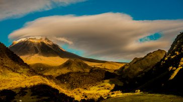 El Parque Nacional Los Nevados se ubica en la región cafetera de los Andes centrales de Colombia. Es conocida por sus volcanes nevados, glaciares, lagos y bosques. El volcán activo […]