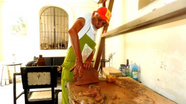 Pedro Roberto Valdivia Durán teatralidad y el arte cerámico en su obra y corazón &nbsp; &nbsp; &nbsp; Texto y fotos Lázaro David Najarro Pujol  Pedro Roberto Valdivia Durán (Camagüey 1963) [&hellip;]