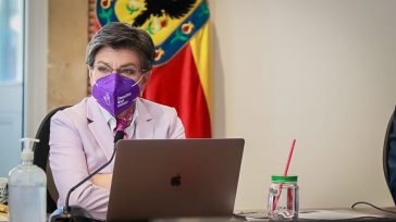 Claudia López, alcaldesa de Bogotá.   Orbedatos Al término de la Mesa Territorial de Vacunación, la alcaldesa de Bogotá  les recordó a los bogotanos que el aumento del tercer pico […]