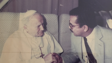 Jaime Zamora, en el cubrimiento de la visita del papa Juan Pablo II a Colombia.       Guillermo Romero Salamanca «¿Cómo va Jaime Zamora con el problema de  Covid-19?», […]