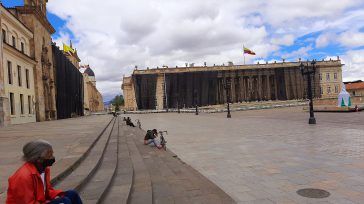 Reflexión en pandemia durante el toque de queda. Foto Primicia Diario Junior.        Crónica gráfica  Junior Primicia Diario    Bogotá y Medellín registran un estricto toque de queda […]