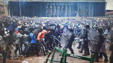 Bogotá    Miles de colombianos siguieron participando en el Paro Nacional en todos los rincones de Colombia. La jornada se caracterizó por la violencia especialmente de la policía contra los […]