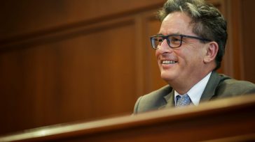 Alberto Carrasquilla, ministro de Hacienda de Uribe y de Duque.       Rafael Camargo La cabeza del ministro de Hacienda Alberto Carrasquilla, comenzó a ser pedida por diversos sectores […]